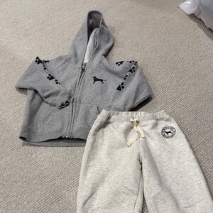 The black dog Martha’s Vineyard sweatshirt and sweatpants